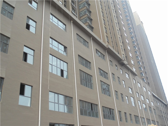 永华新城住宅部分基本完工 部分商业楼体正在外立面装潢