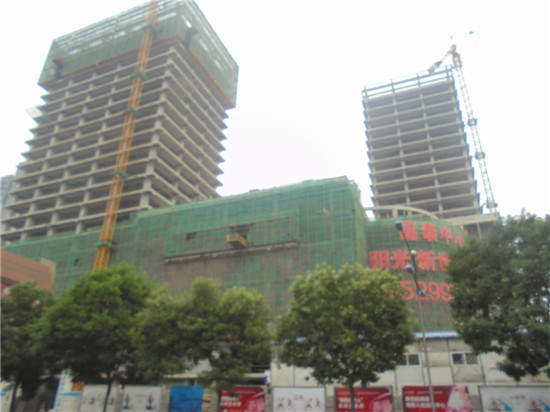 阳光天阶东边写字楼盖至21层 商业正在做内部工程