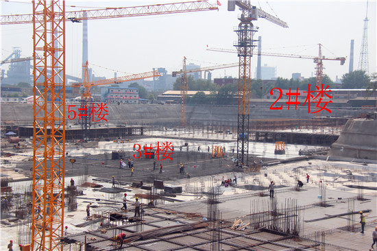 卓冠美景城写字楼楼体即将出地面 其余楼体正在做地下工程