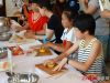 小业主正在制作面点艺术品