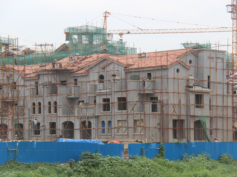 紫岸西部楼体正在屋顶装潢 东部楼体最高已经盖至3层