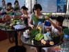 小朋友在麻麻的陪同下学习花艺