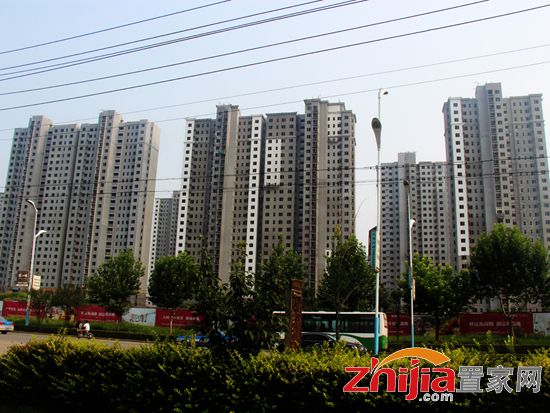 赵都新城13-17号地正在进行外立面粉刷工作