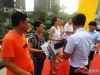 周经理为获奖者颁奖