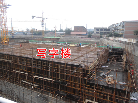 卓冠美景城写字楼已出地面一层 住宅楼体正在地下工程作业