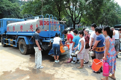 应急供水车为居民送水