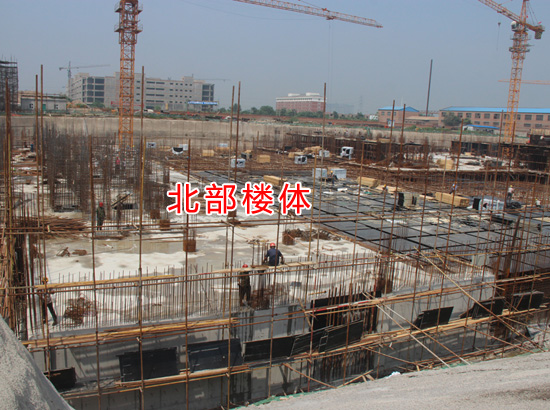 华浩活力城南区楼体即将出地面 北区楼体已出地面一层