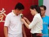 工作人员为挑战者佩戴胸花