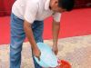 挑战者往水桶中注入冰块