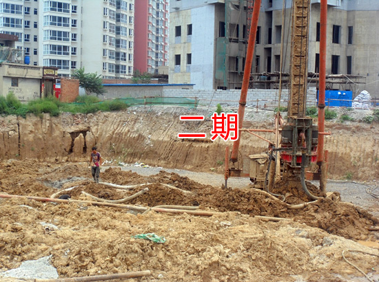 兴盛苑正在外立面装潢和安装窗户作业