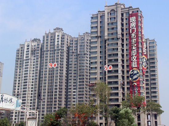 月亮湾正在安装窗户和外立面装潢作业