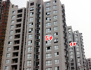 金色漫城2#楼正在做外立面 4#、5#楼正在安装窗户