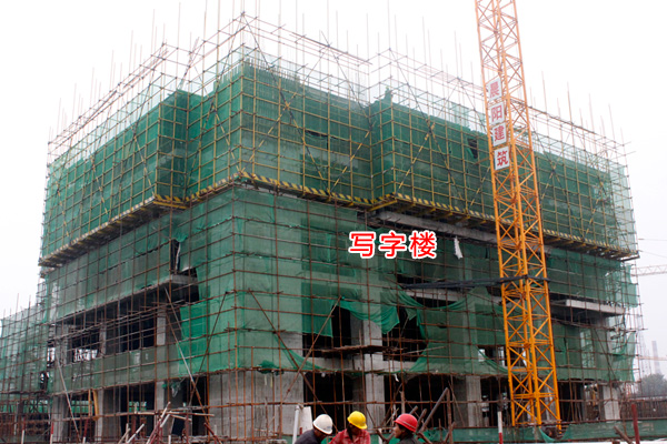 卓冠美景城风雨无阻保工期 最高楼体已盖至4层
