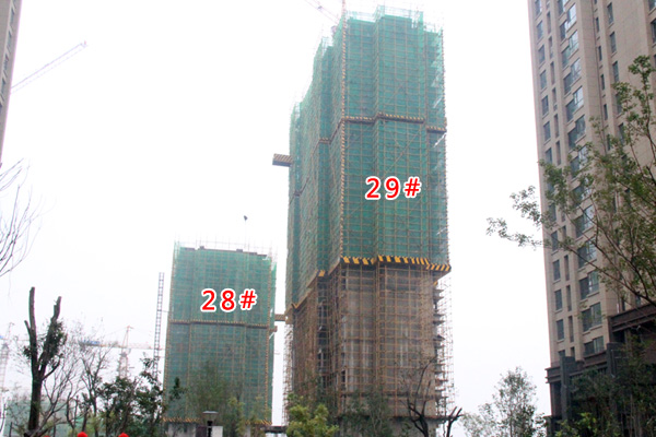美的城施工神速 其中27#楼已封顶29#楼盖至20层