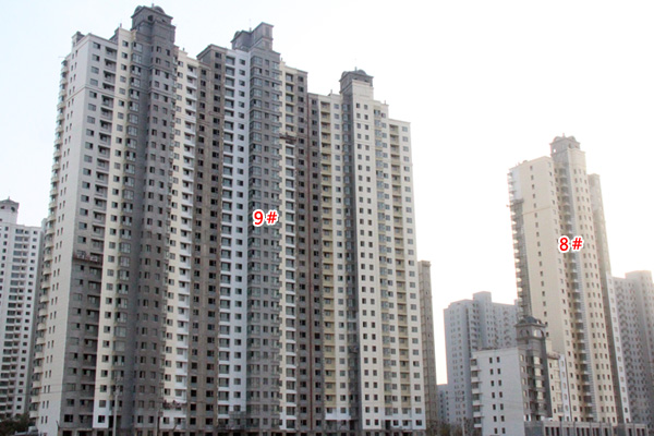 月亮湾即将交房 正在进行外立面装饰作业