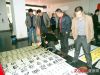 专家评委正在观摩参赛作品
