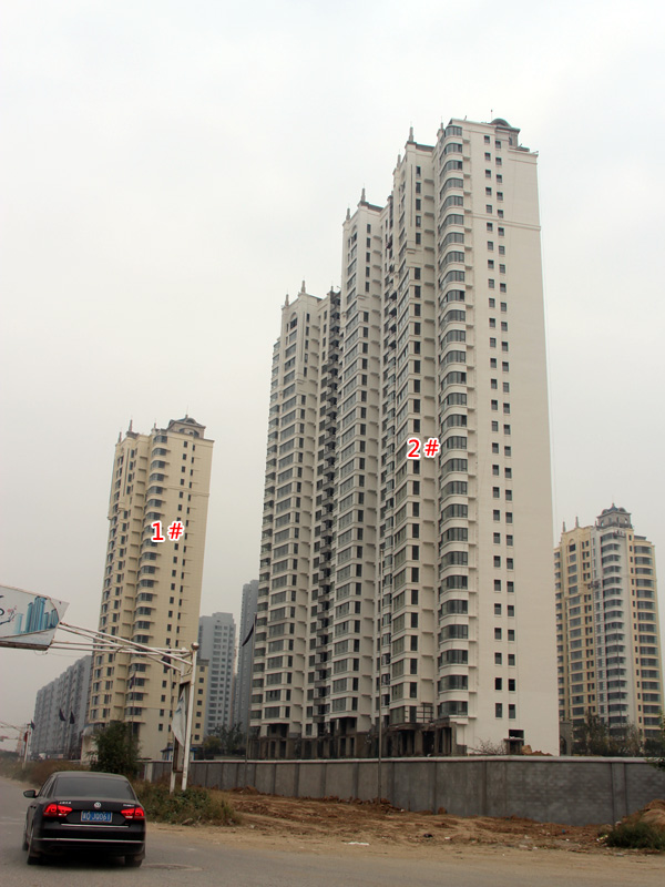 月亮湾准现房热销 各个楼体正在外立面装饰作业