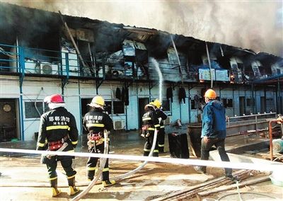 图为事故现场，消防官兵正在奋力扑救。 本报记者朱岩摄