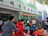 孩子们的紧张比赛可让大人忙翻了。