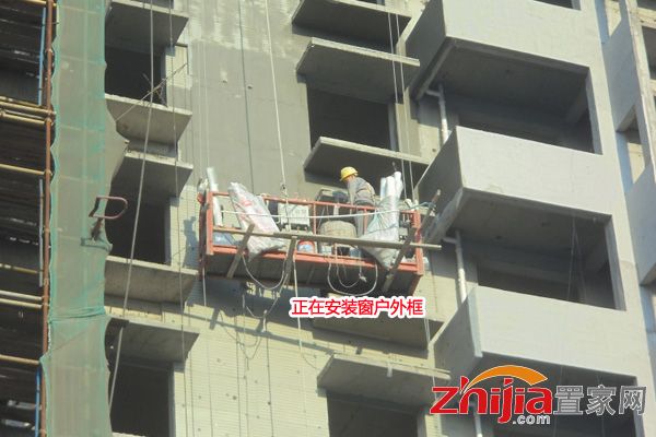 阳光水岸住宅房源已售磬 正在安装窗户外框