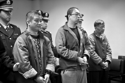 昨天，韩元（左）、李铁（中）、朱裕民出庭受审。京华时报通讯员李佳摄