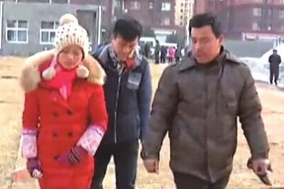 “失踪”后又回家的越南 新娘小吴(左)和家人到警方报案。 视频截图