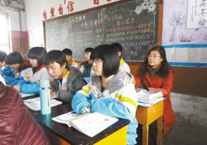 邯郸一中学开家长会 母子向老师下跪全场飙泪