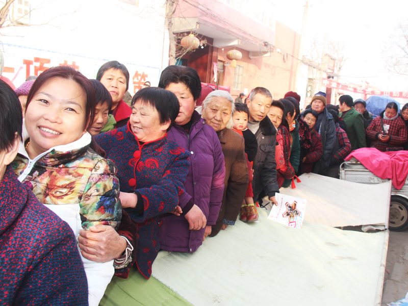 中道生活广场首届庙会活动盛大举行 爱心礼品现场相送