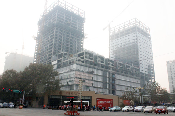 友谊时代广场顶级写字楼现进行外立面装饰作业
