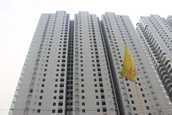 北海庄园与北湖为邻 正在安装玻璃和外部管网施工