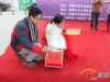 礼仪小姐查点红队票数