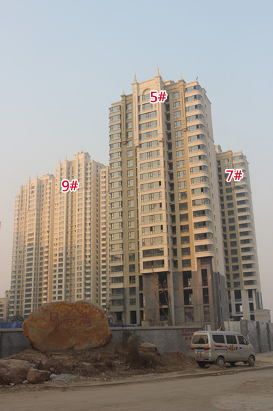 月亮湾东大门正紧张建设中 部分住宅陆续交房