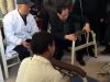 刘总和村卫生室医生一起组装输液椅