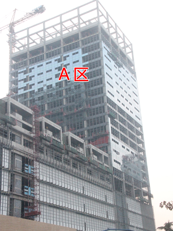友谊时代广场节后迅速开工现进行外立面装饰