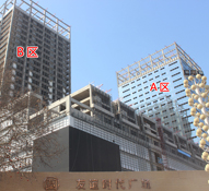 友谊时代广场施工稳步推进现进行玻璃安装