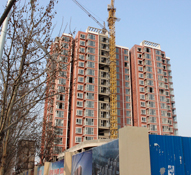 金安公寓住宅窗户即将安装完毕 小高层即将竣工