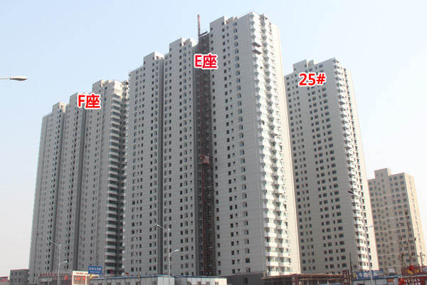 北海庄园交房在即 项目正在安装防盗门