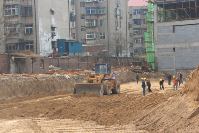 汉光华府工地紧张挖槽中 售楼处即将面世