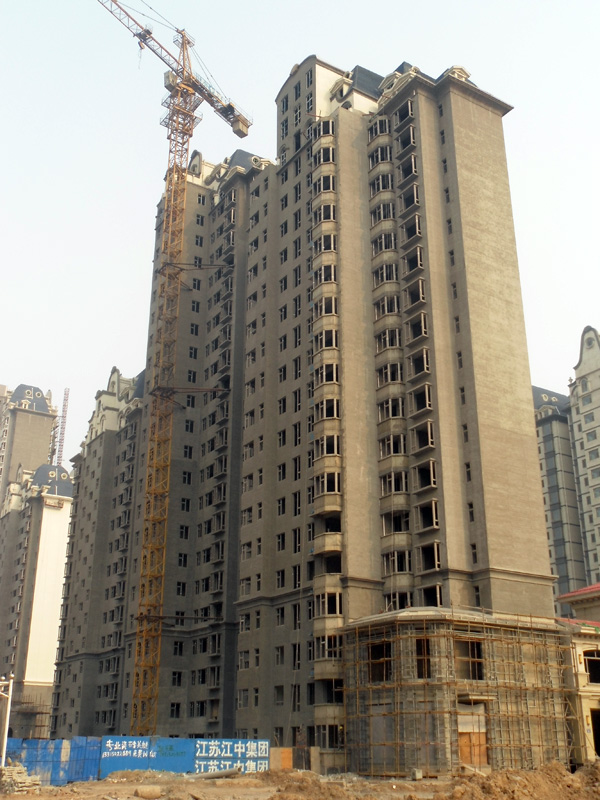 御景江山一期北部楼体全面复工 正在外立面作业