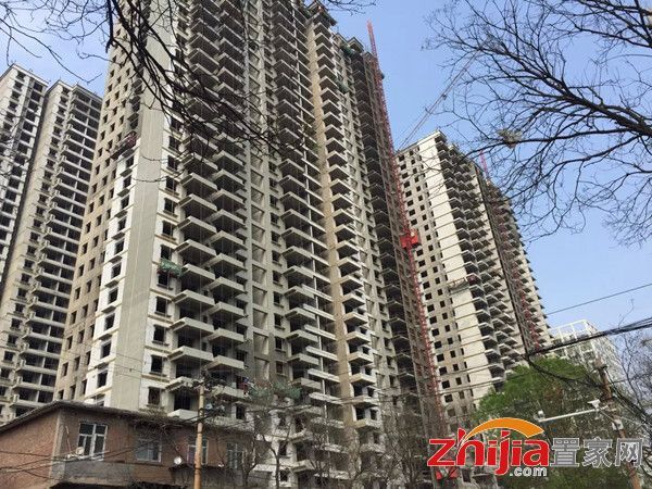 龙腾万象施工稳健进行中 正在做外立面保温层
