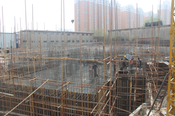 兴盛苑二期火热施工中 正进行地基浇筑水泥作业