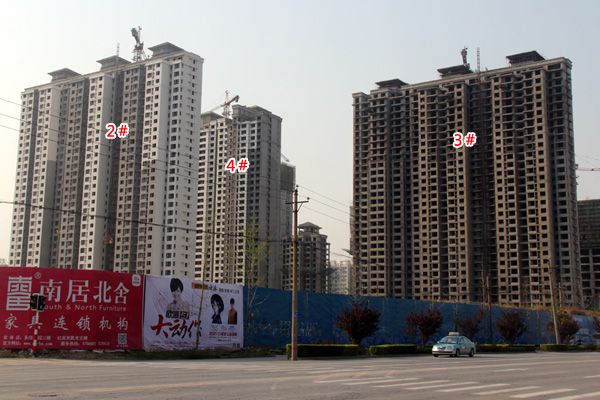 现代奥城所有楼体即将封顶 正在进行外立面作业