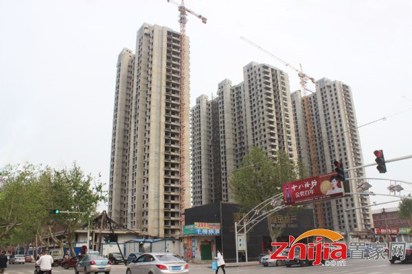 名仕公馆住宅均已全面封顶 正在做二次结构