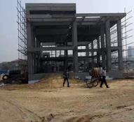 柳林国粹嘉苑东区商业街火热施工 两岸的石拱桥已经建成