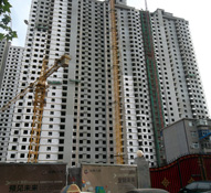 龙腾万象全面封顶 现正在做外立面作业