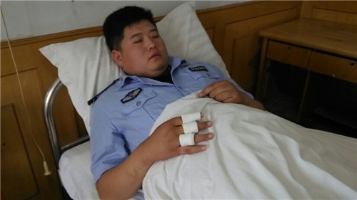 邯郸：一男子冲卡撞伤执法交警经查竟是网上逃犯(图)