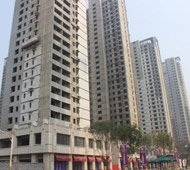 万浩金百合施工热火朝天 东区住宅保温层作业中