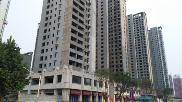 万浩金百合施工神速 住宅外立面保温层作业中
