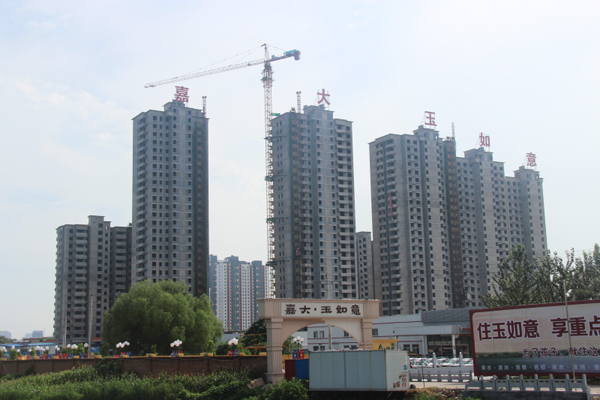 玉如意工地稳进施工 项目二次结构作业中