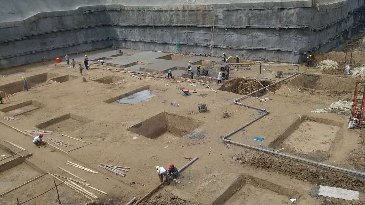 米兰国际火热施工中 场地西侧垫层已施工完毕
